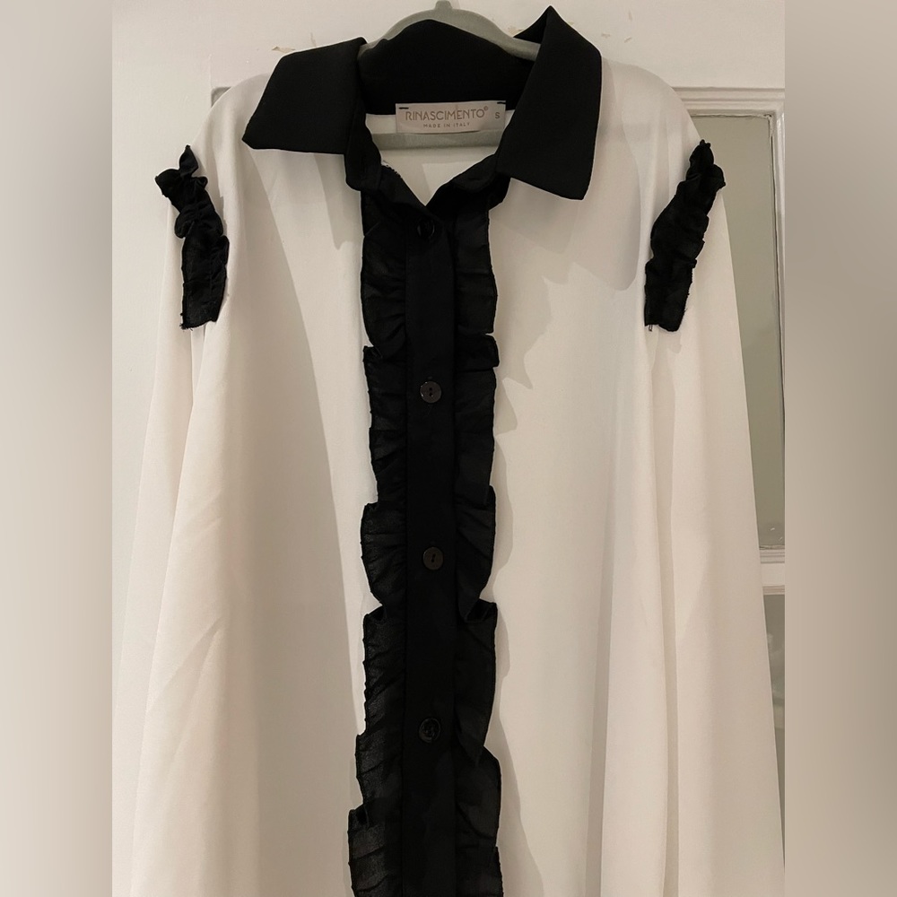 Masks Italian dressy black & white  blouse with ruffles, worn once